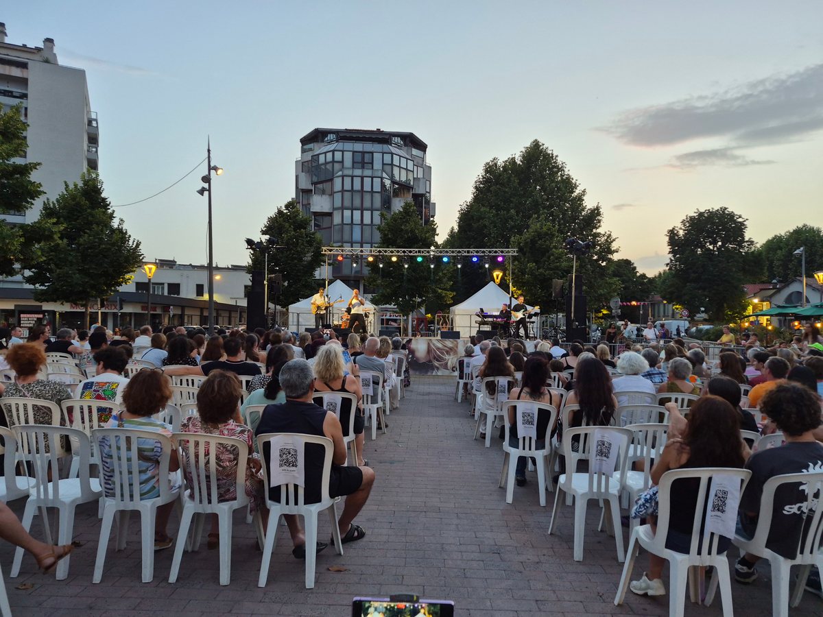 Le public s'installe au crépuscule