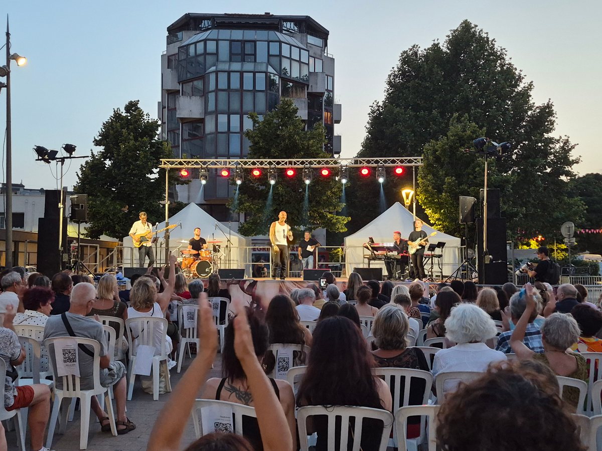Le public, mains levées